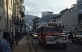 863_Straatbeeld met bus, Quito